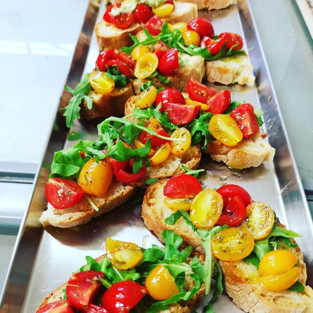 Bruschettine ai pomodorini freschi e lattuga