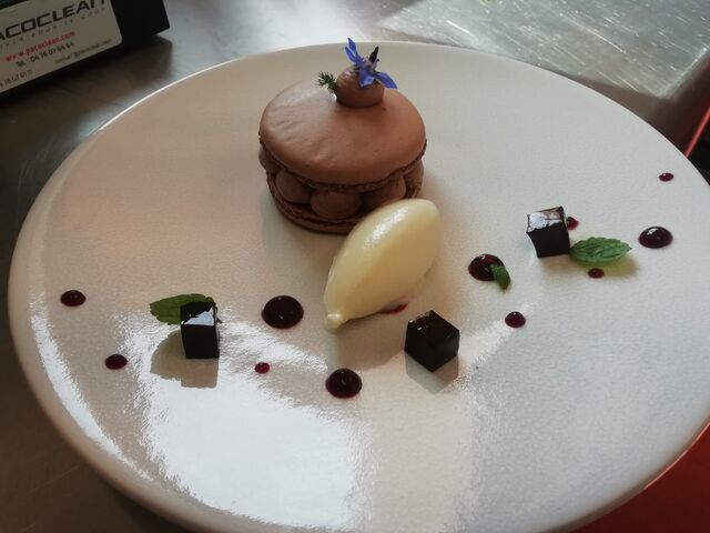 Macaron au chocolat au cœur de mure sauvage,
coulis de pèche de vigne et myrtilles
sorbet aux trois laits