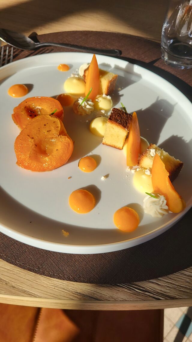 Abricots rôtis, biscuit nantais, crème au citron et romarin