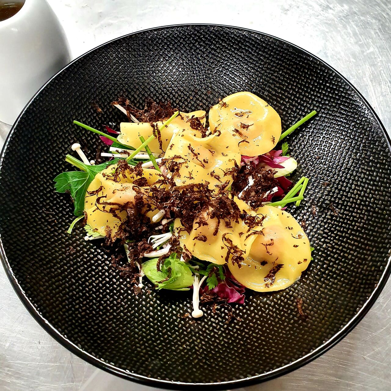 Ravioles de foie gras , bouillon de pot au feu sur herbes fraiches
