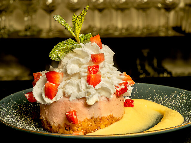 Tarta de fresón con toque de pacharán y crema inglesa