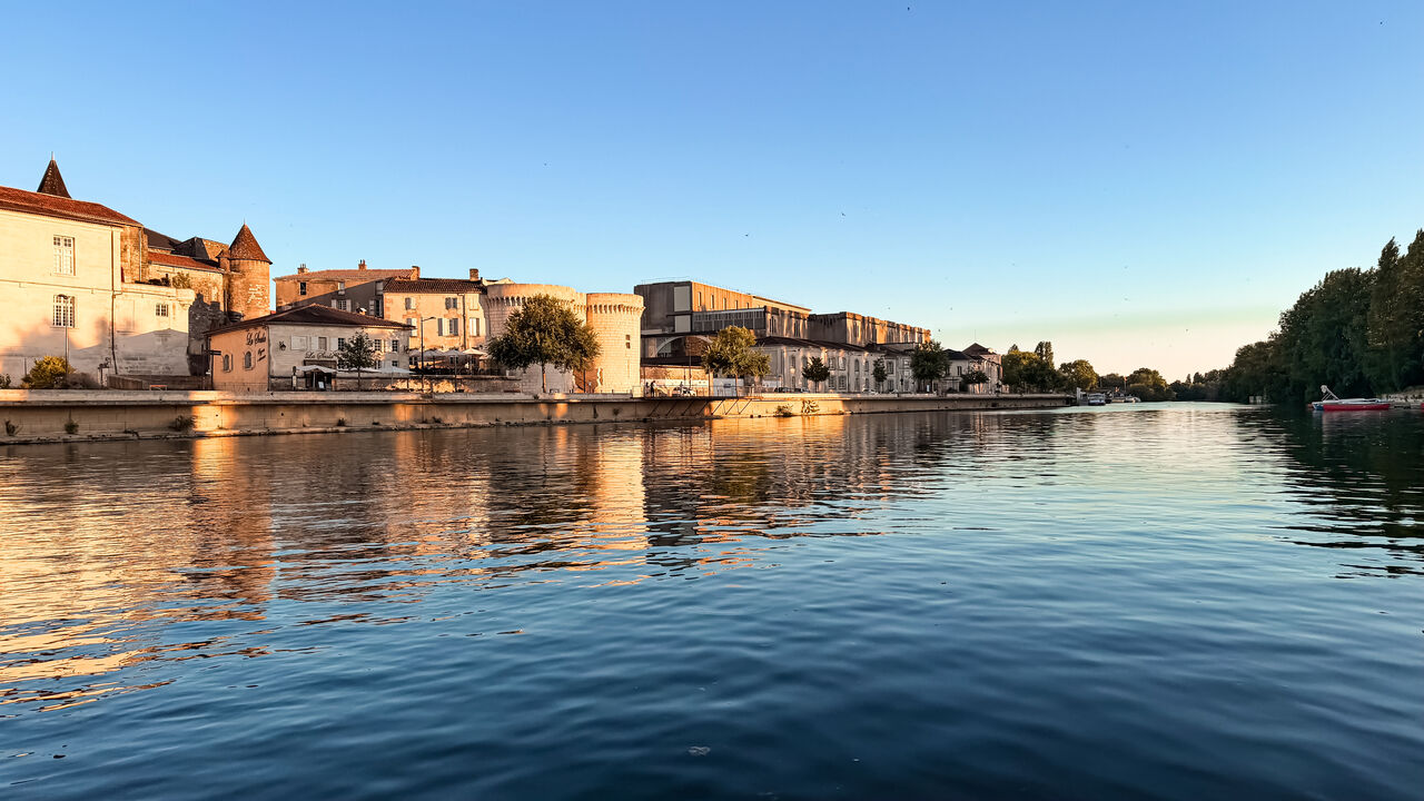 Les quais depuis la Charente