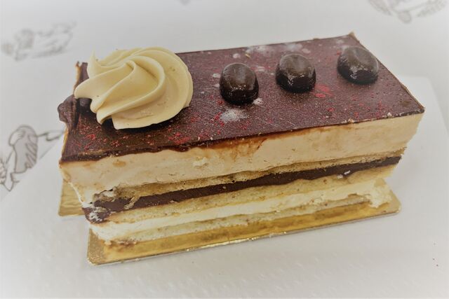 Opéra :
biscuit , ganache chocolat , crème beure café , glaçage chocolat 