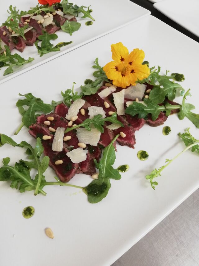 tataki de boeuf façon carpaccio
pièce de boeuf: desssus de palette, pistou, copeaux de parmesan, pignon roquette