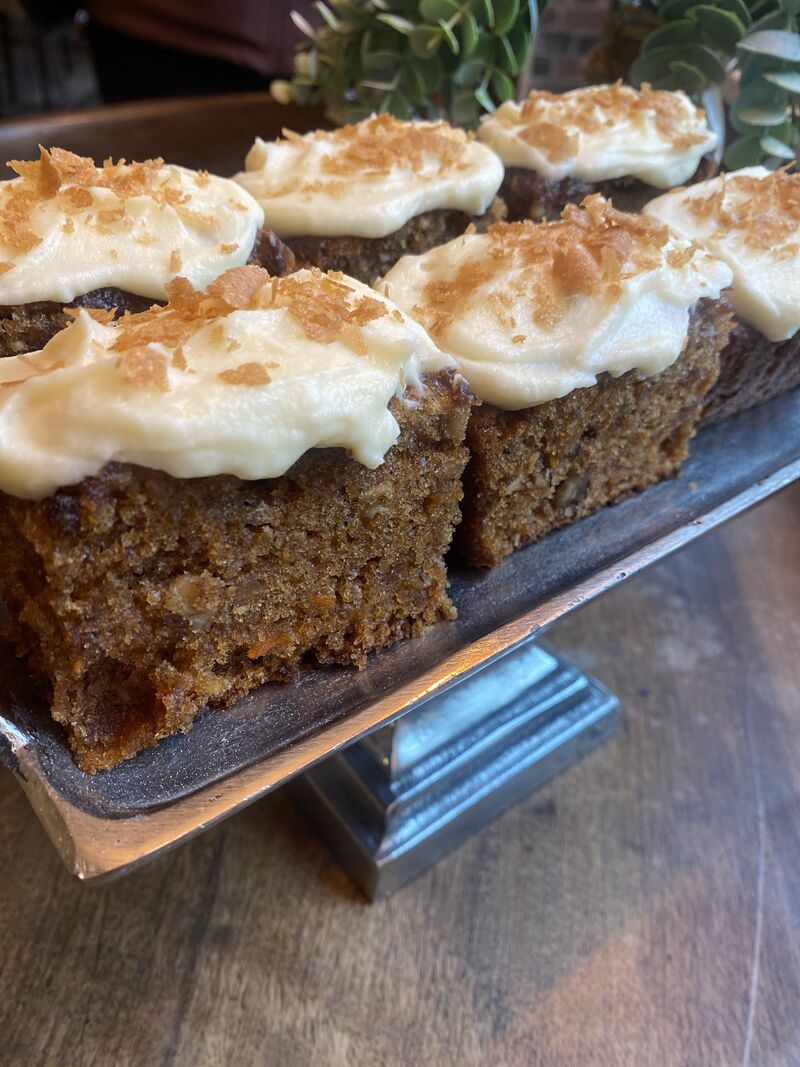 Notre best seller : le Carrot Cake aux noisette et son glaçage au cream cheese vanille