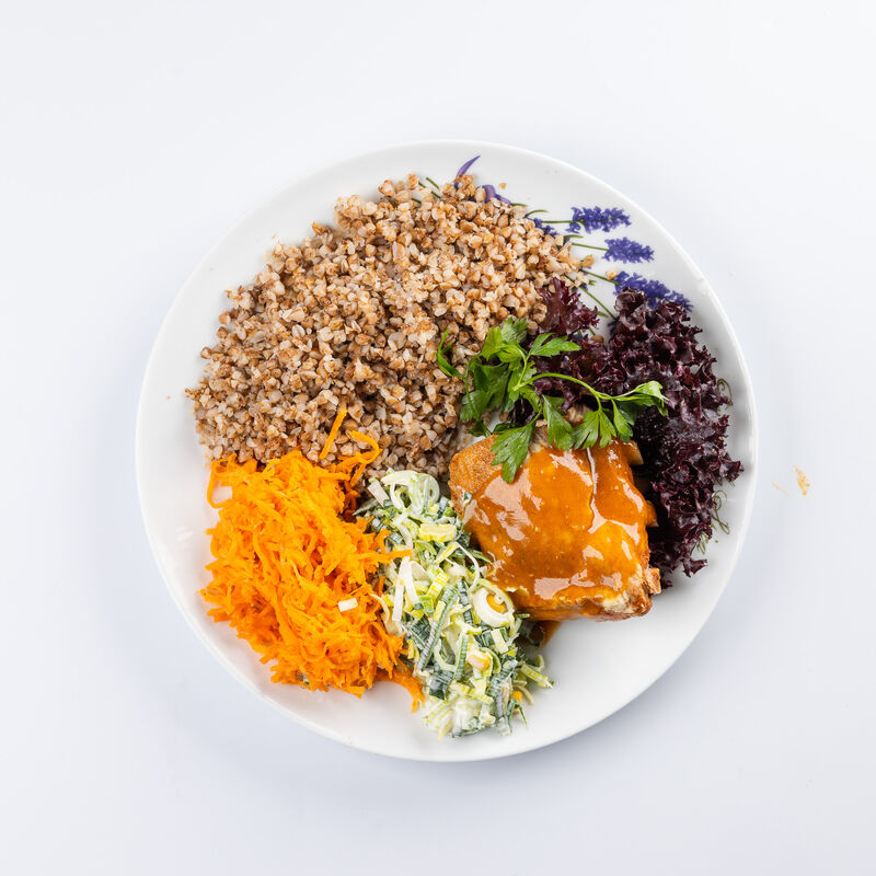 Żeberko w sosie z kaszą gryczaną i zestawem surówek