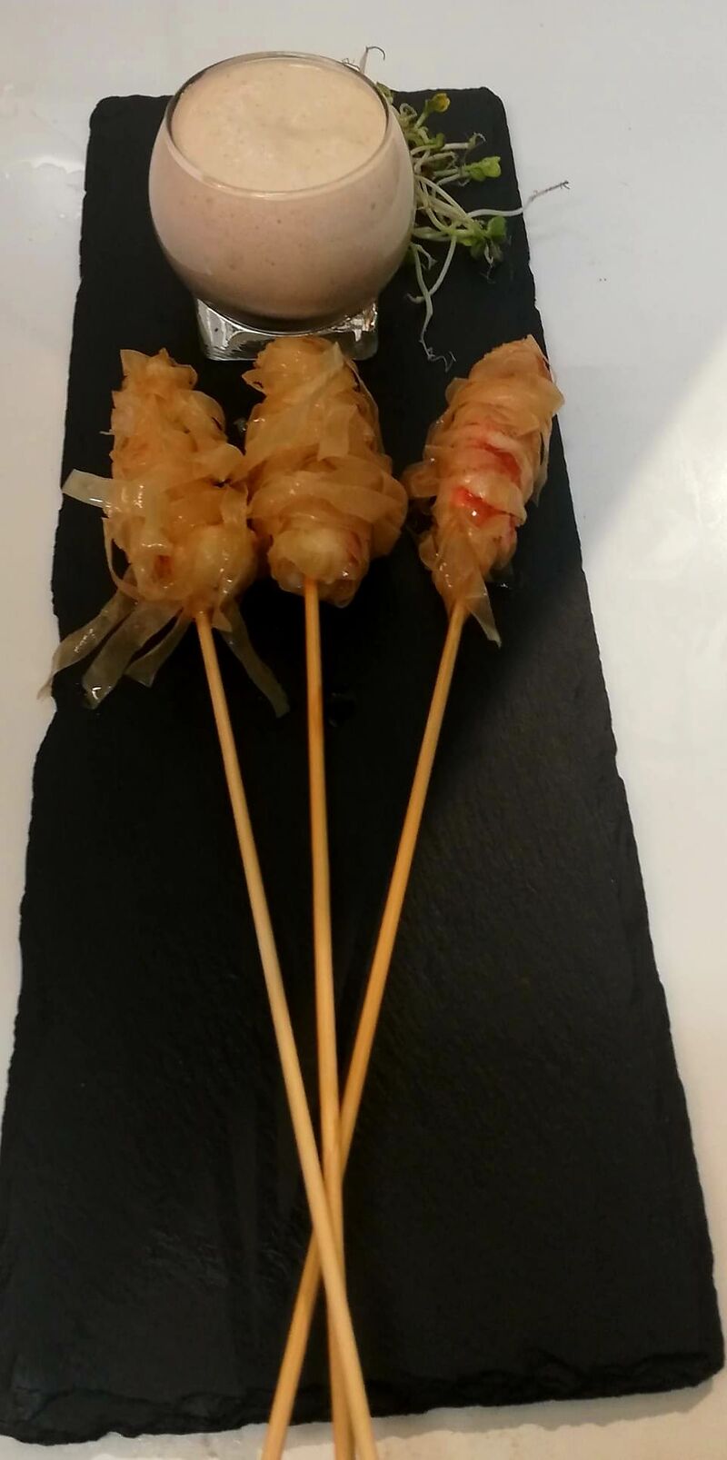 Gamberoni in pasta fillo con spuma di mortadella 