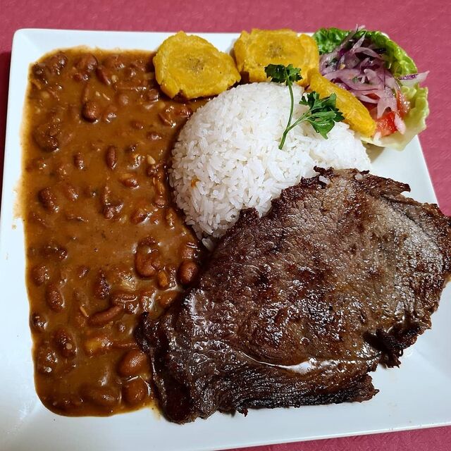 Arroz con menestra y ternera