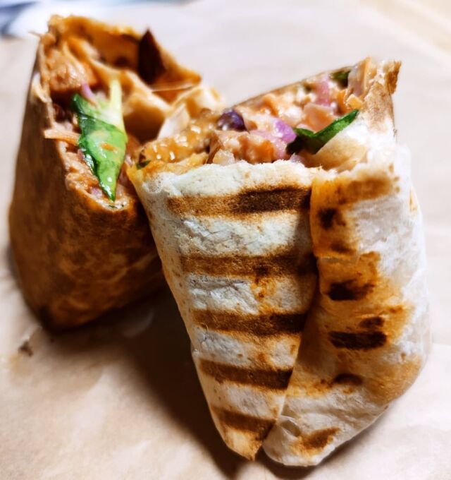 Burrito viande au choix, riz, feta, harricots rouges, sauce tomate, crème au fromage
Existe aussi en veggie