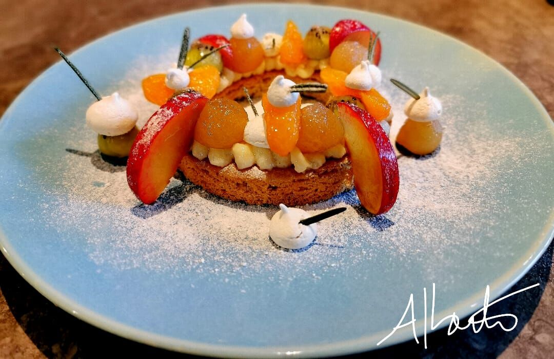 Tartelette aux prunes pochées au vin blanc, poires et pommes pochée à la badiane et cannelle, kiwi au thé Earl grey, meringue.