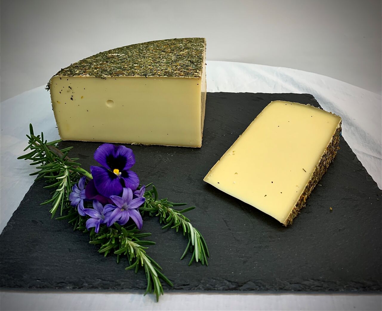 Tomme de vache aux fleurs des montagnes