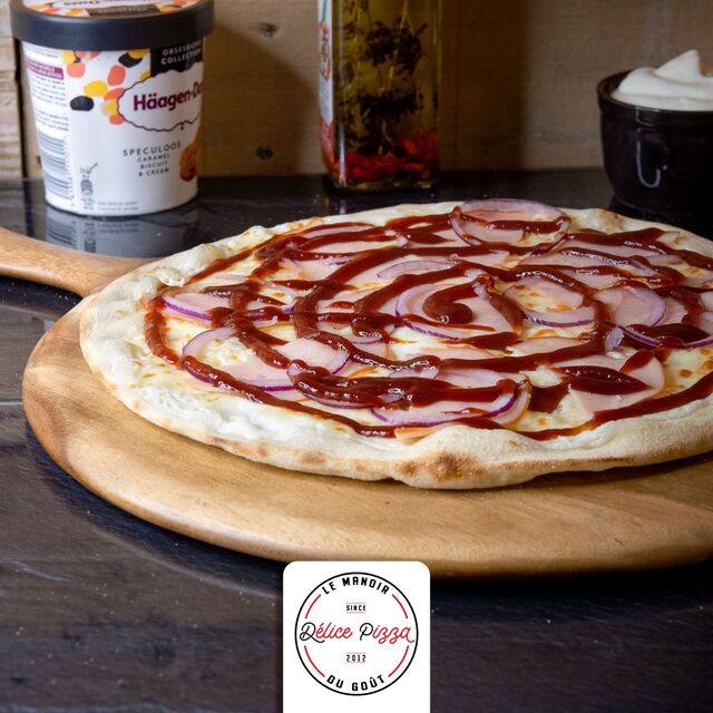 LA CRAZY-BACON : crème fraiche, bacon, sauce barbecue, mozzarella, poulet tikka, oignons, persillade.