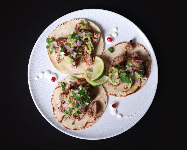 TACO DE CARNE ASADA
(Tortilla de milho, recheada com carne de vaca grelhada, guacamole, coentro e cebola roxa).