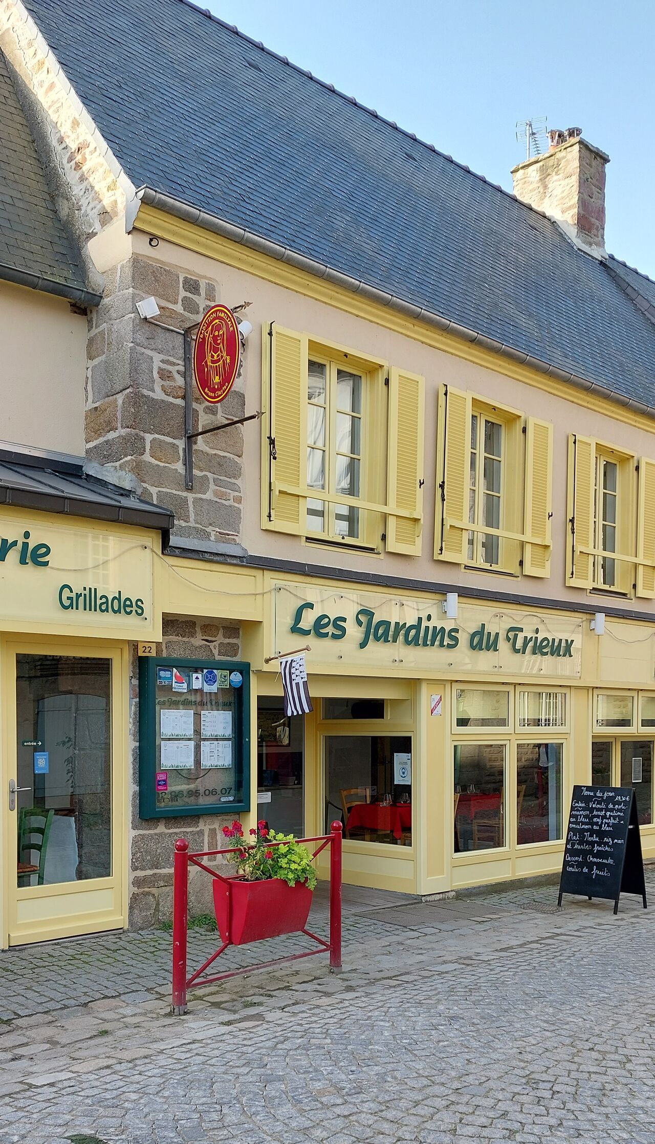 Restaurant Les Jardins du Trieux : entrée principale du restaurant 22 rue Saint-Yves à Pontrieux