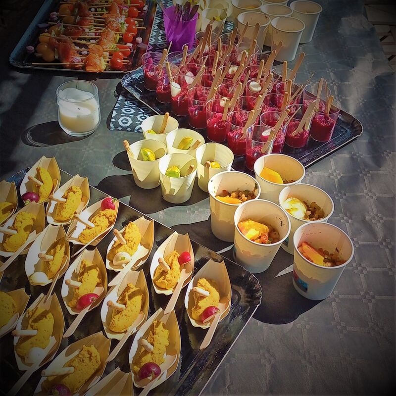 Entrée traiteur sur une variation d'houmous maison et crudités