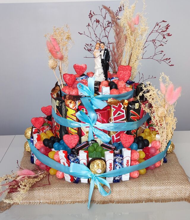 Le gâteau de mariage (60€)La pièce montée est composé de Ferrero, Twix,mars,lion,kit-kat, célébrations,fraise tagada,dragibus 