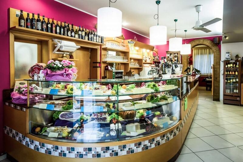 Ingresso bar e per accedere alle sale