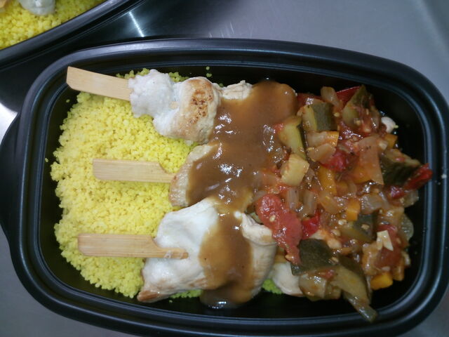 Ratatouille, semoule et brochettes de poulet.