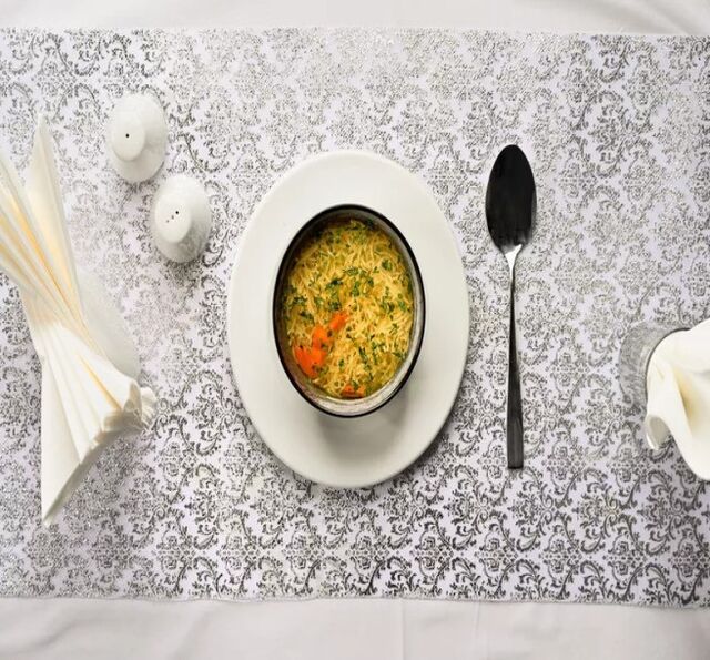 Rosół z makaronem Chicken broth with pasta Alergeny (1,3,6,7) 18 zł