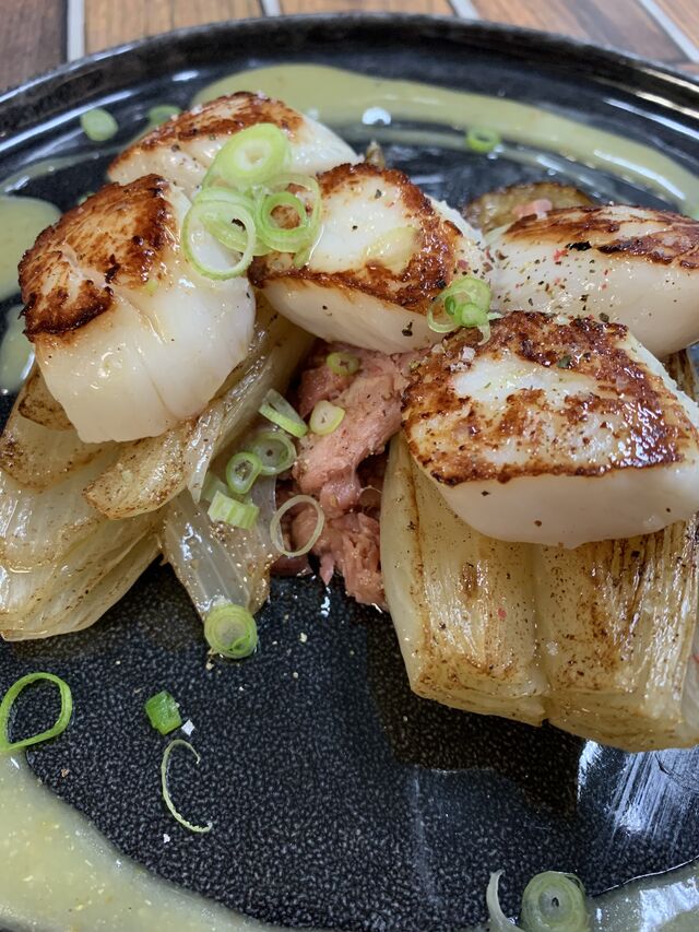 Les Saint Jacques, Sauce à la Clémentine Corse, Jambon de Reims et Endives Braisées
