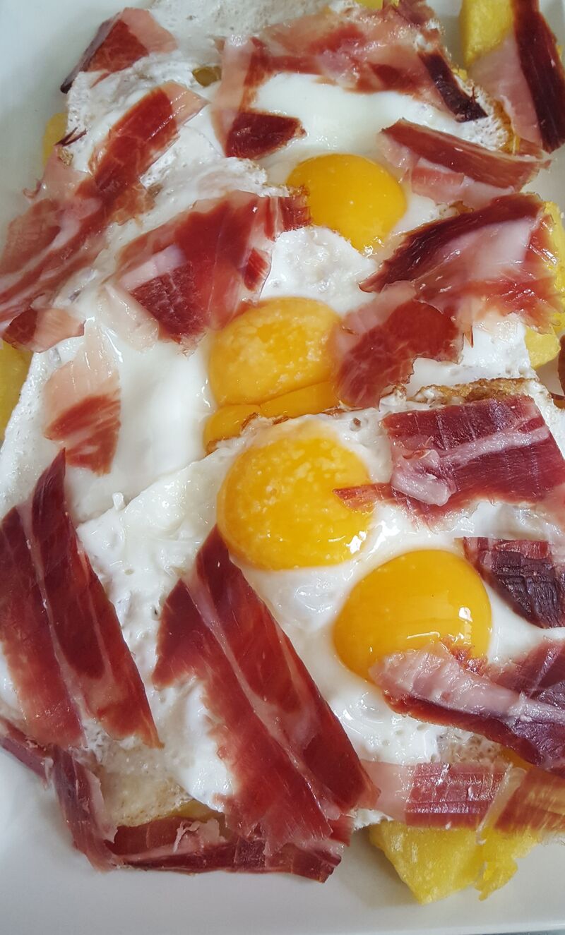 HHUEVOS ROTOS CON JAMON IBÉRICO
