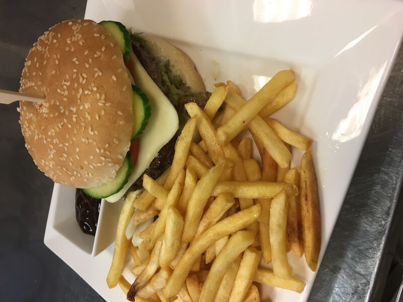 Burger mit Pommes frites