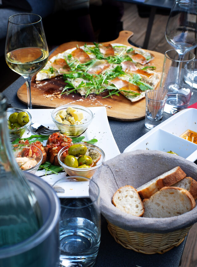 Neben einer breiten Auswahl an Flammkuchen, bitten wir auch kleine Tapas an.