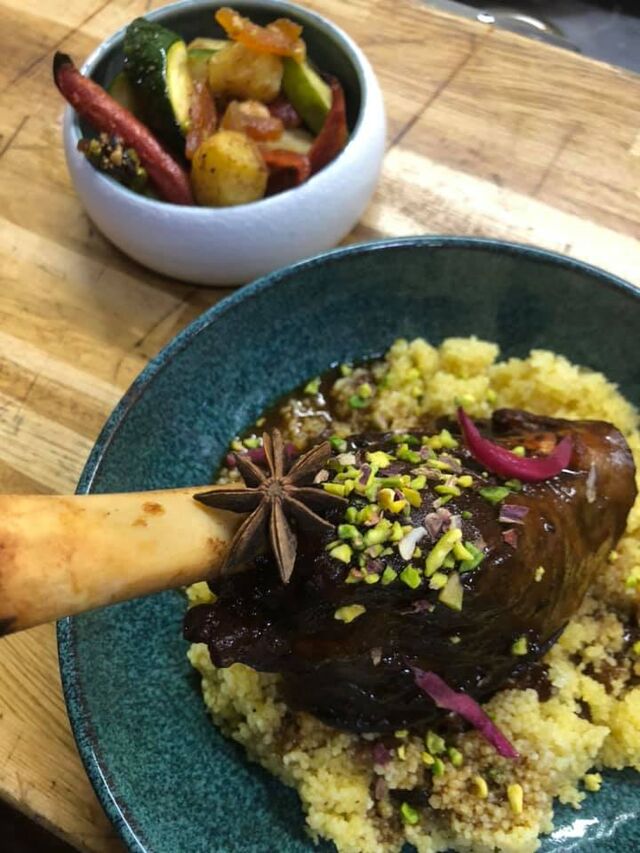 Souris d’agneau braisée, Semoule à l’orientale roulée à la main, Jus d’agneau aux épices & Tajine de légumes