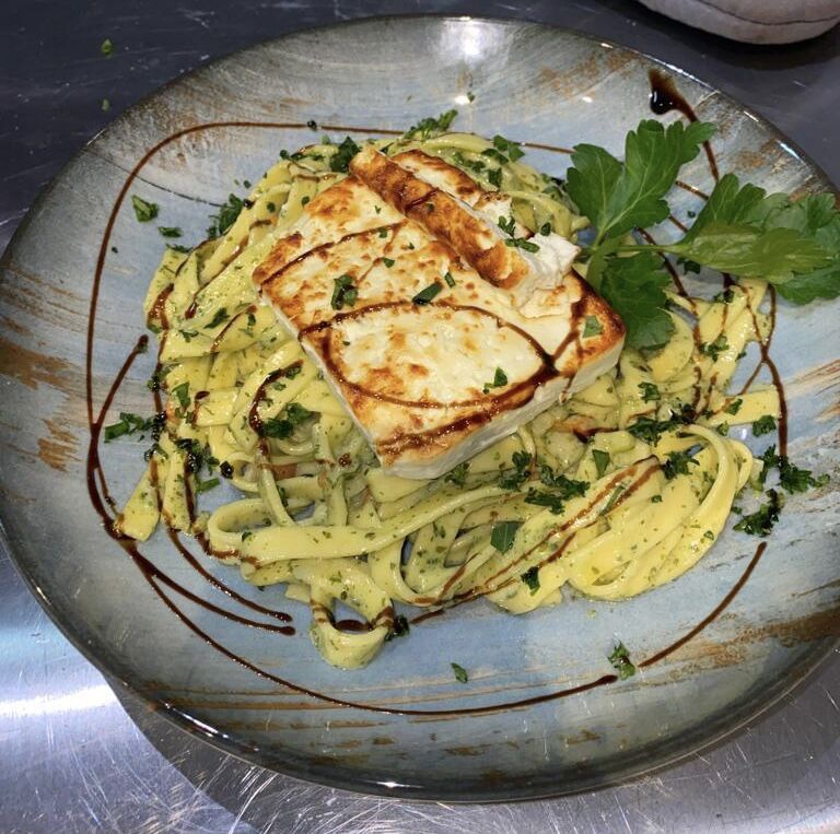 Bandnudeln mit gratinierten Schafskäse