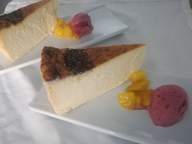 Filancheese con estofado de mango y sorbete de frutos rojos
