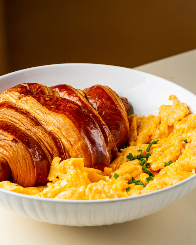 Ovos mexidos e croissant francês