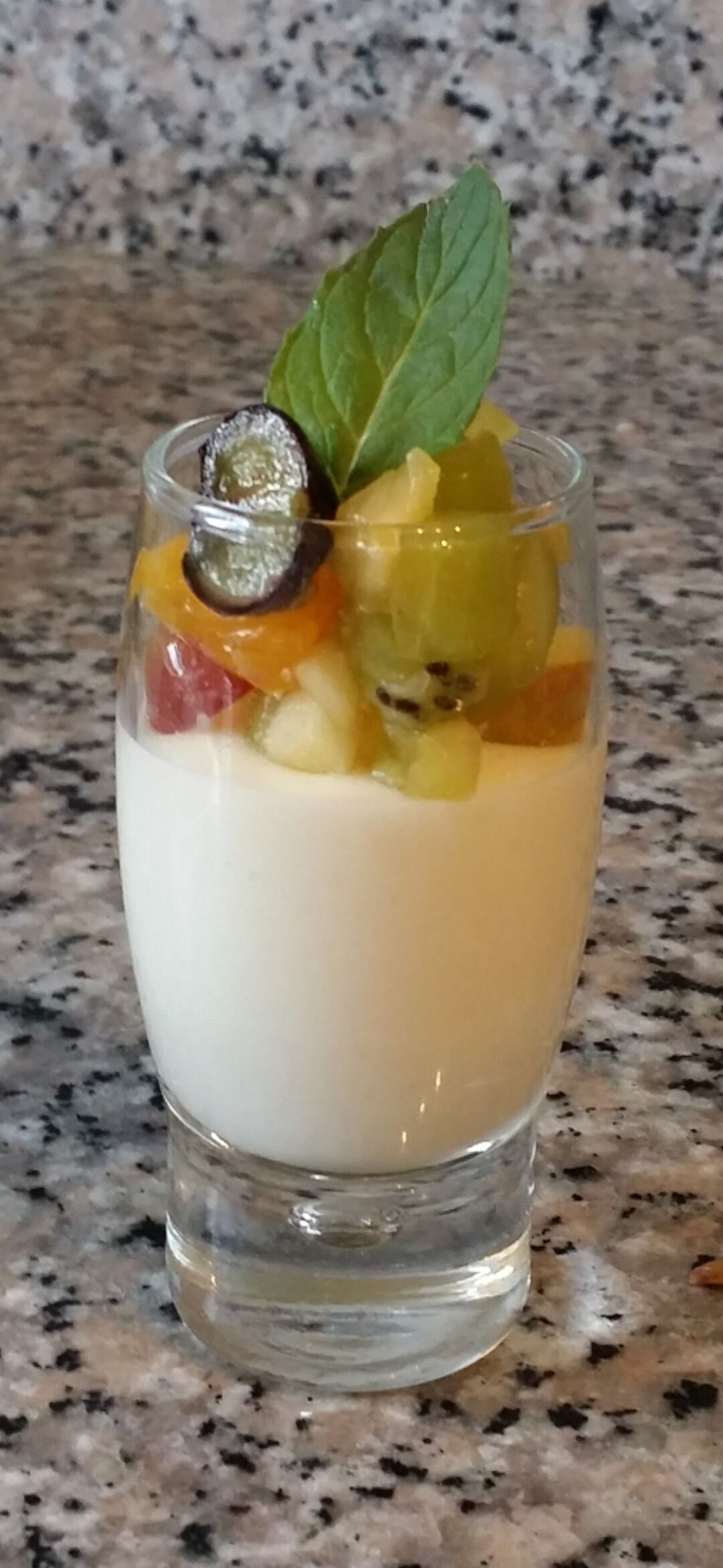 Frischer Obstsalat auf Joghurtmousse mit frischer Minze