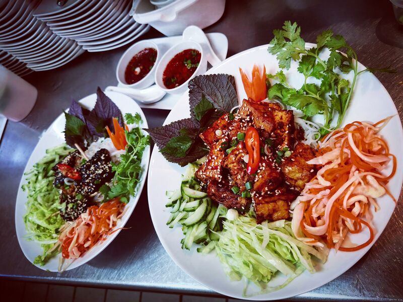 Unsere Nudeln Schale mit Rind oder Garnele Spieß oder Schweinefleisch mit Frühlingsrolle oder Tofu 