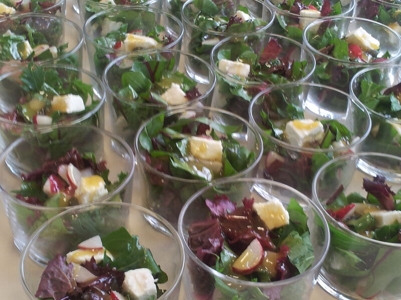 Salade composée radis chèvre graine de courge et sauce au miel