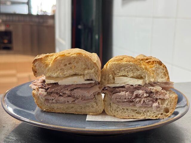 BOCADILLO PATA CON QUESO TIERNO