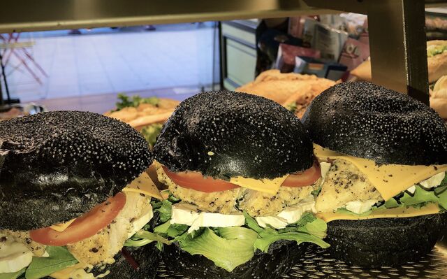 Sandwich au poulet, pain à l’encre de sèche.