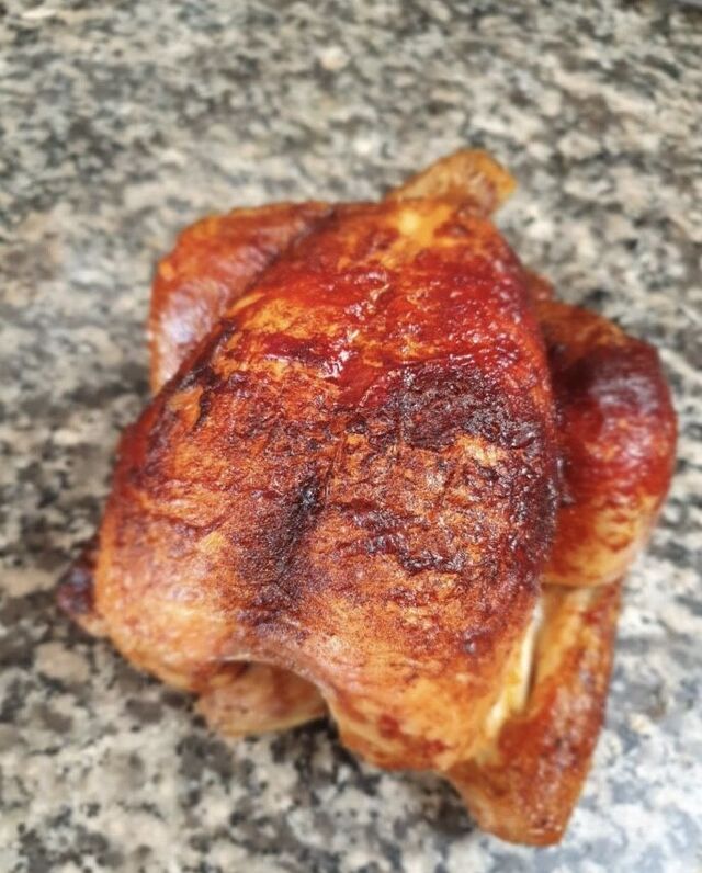 Venez découvrir, commander, et déguster nos poulets, cuits et préparés par nos soins ! Un véritable délice ! 