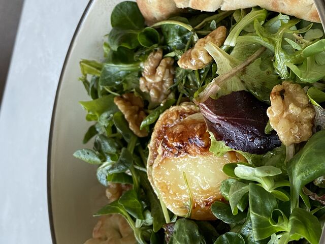 Salát s kozím sýrem, medem a vlašskými ořechy