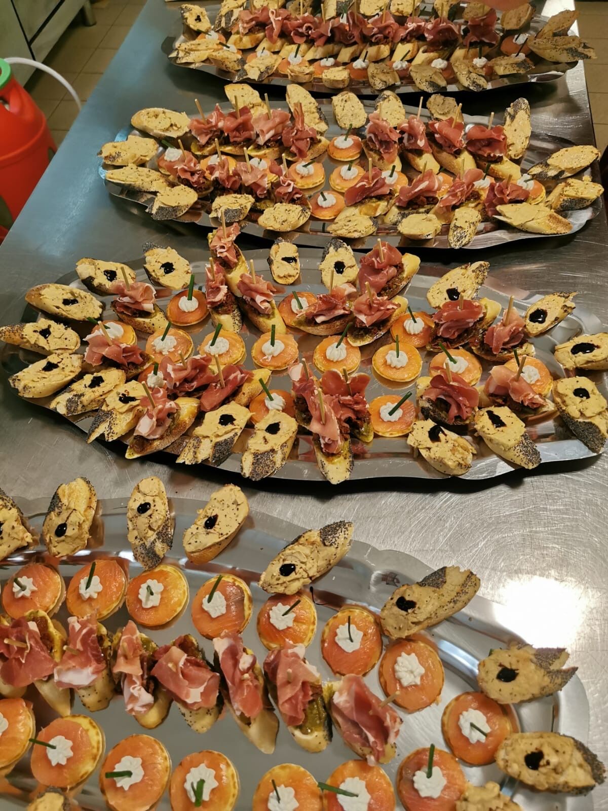 Carpaccio de foie gras balsamique, saumon fumé crème de raifort , baguette au pesto et jambon cru