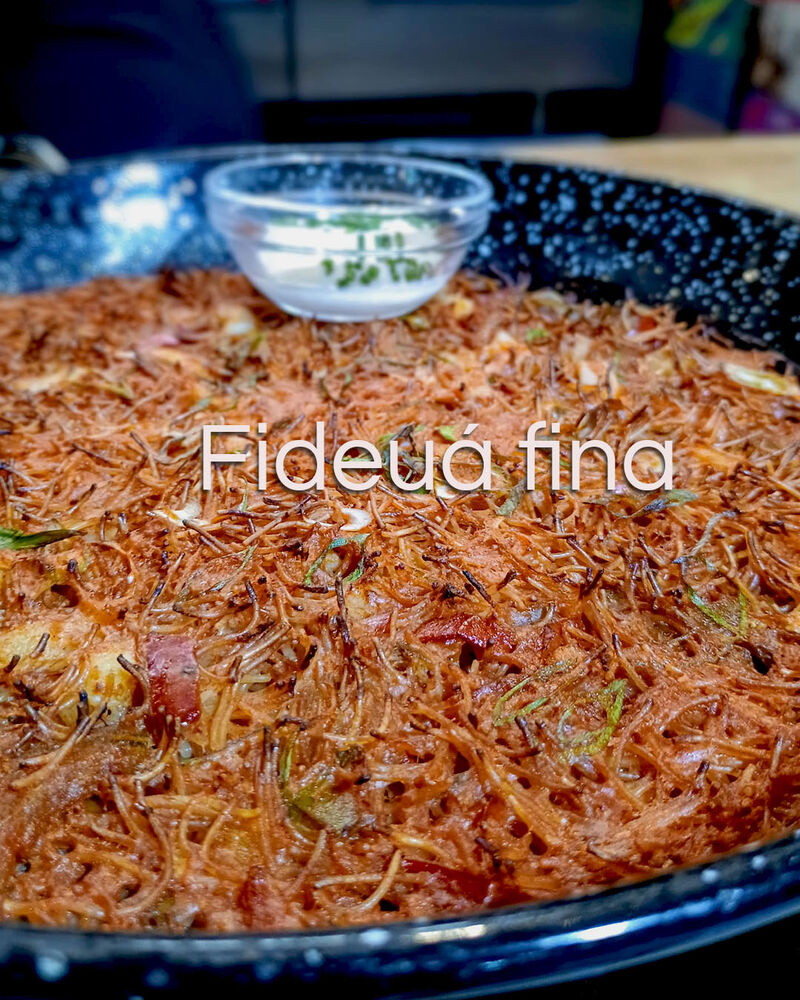 Fideuá fina de longaniza, calamares y sofrito