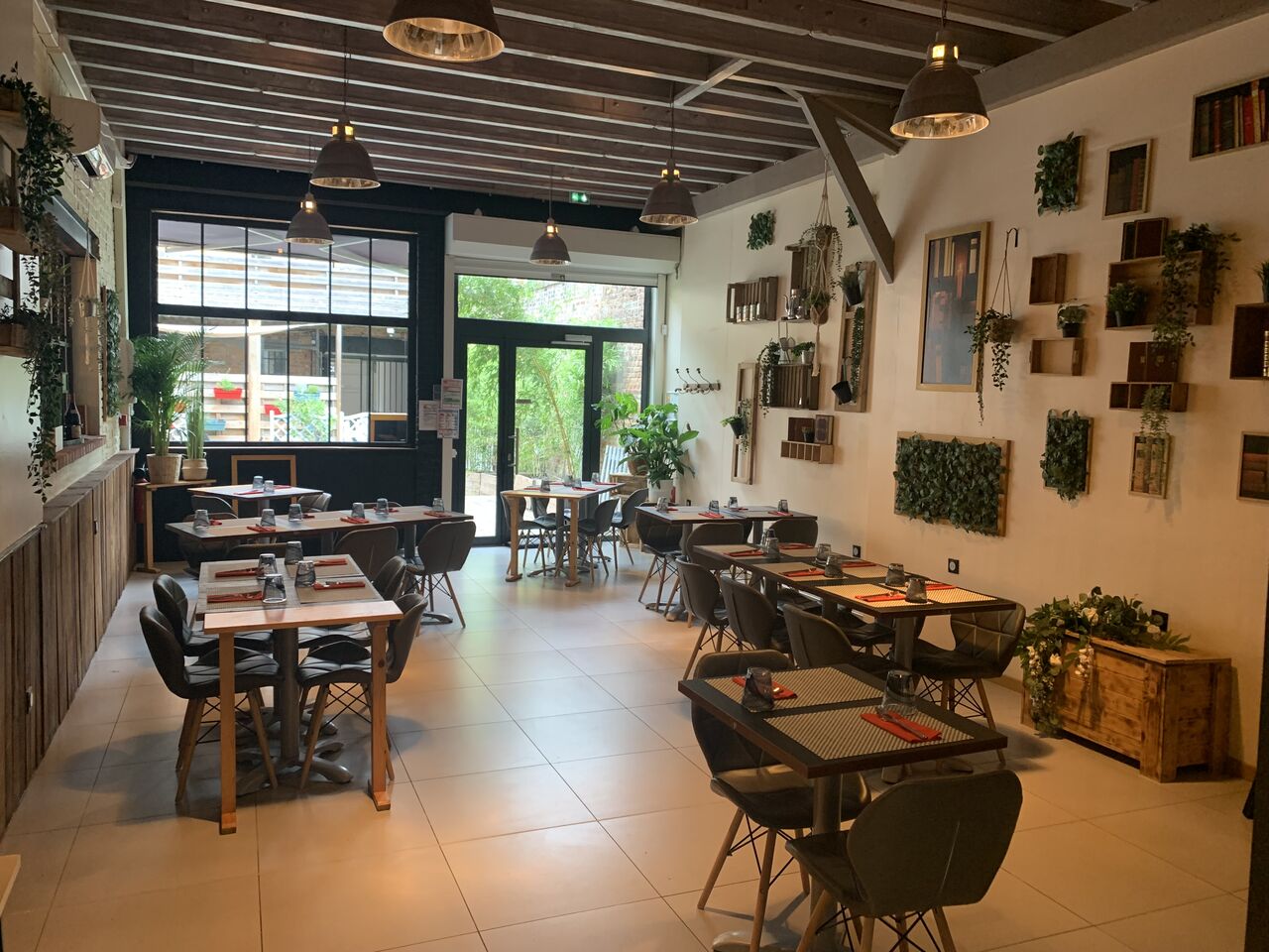 Salle rez de chaussée du restaurant