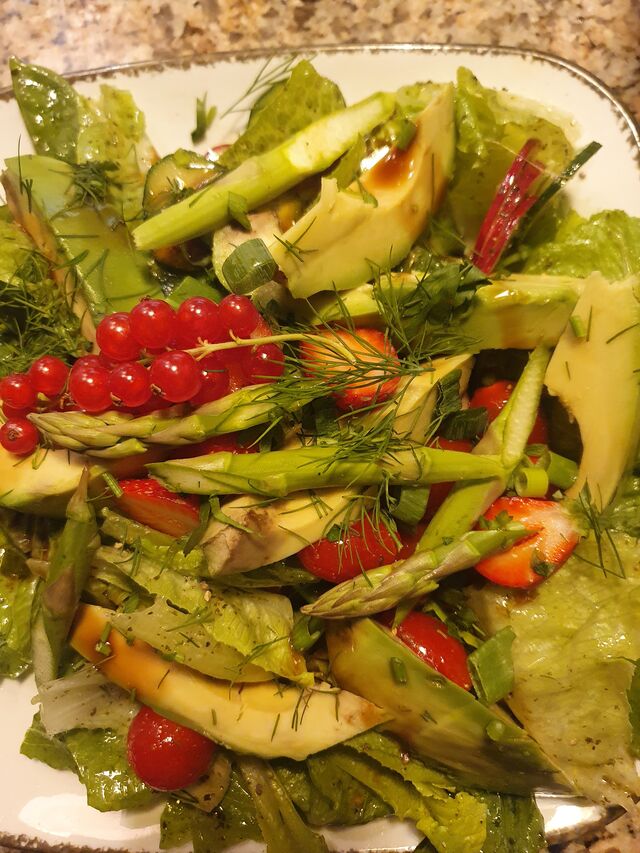 Frühlingssalat mit Avocado & grünem Spargel