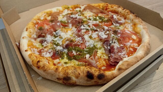 Gourmande : base tomate, mozza, rondelles tomates, pesto - sortie de four : jambon cru , parmesan râpé