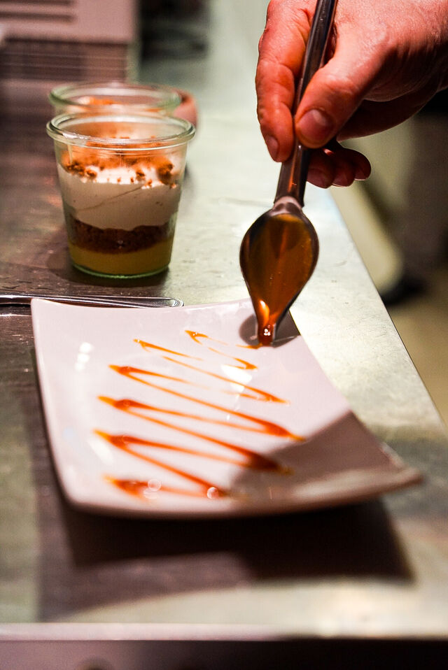 Préparation des assiettes à dessert