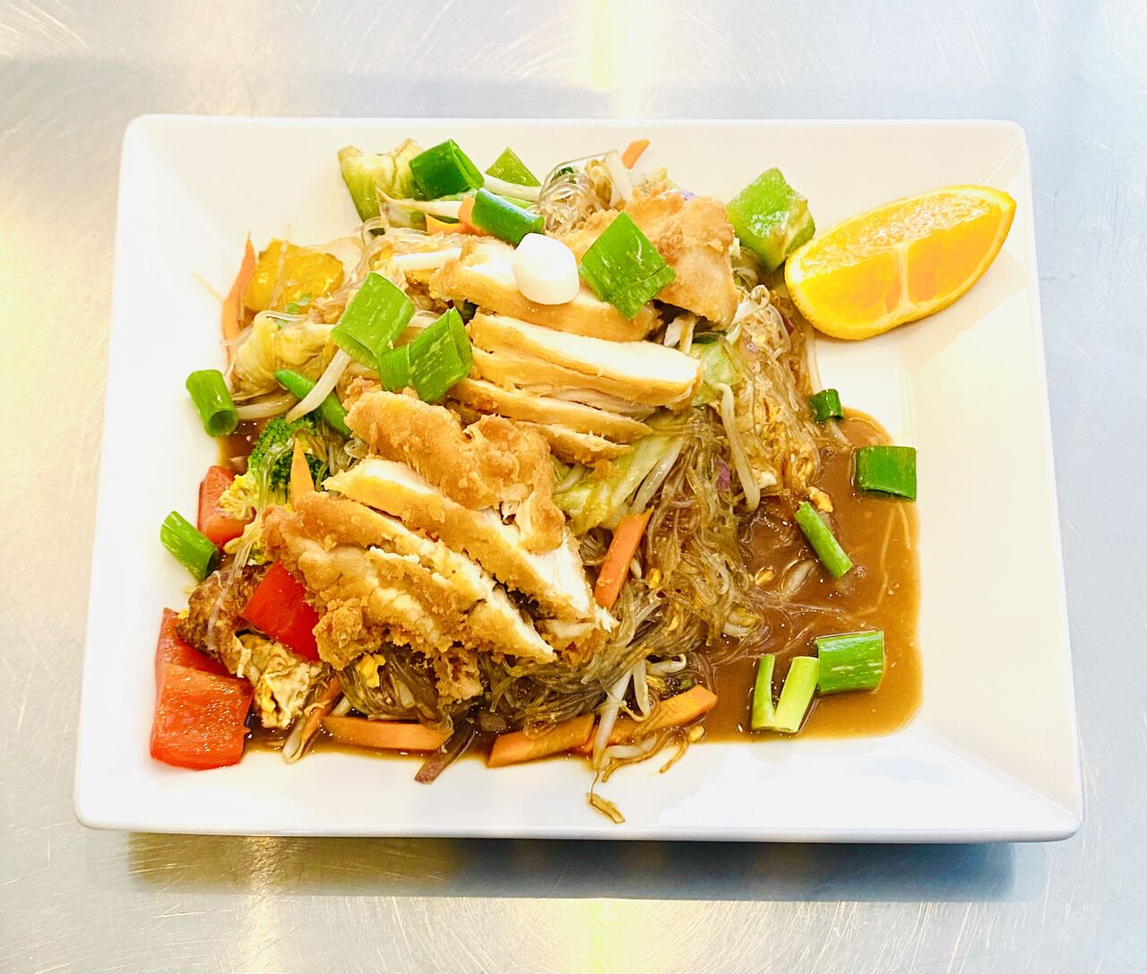 Gebratene Glasnudeln mit Gemüse & krossen Hähnchen 