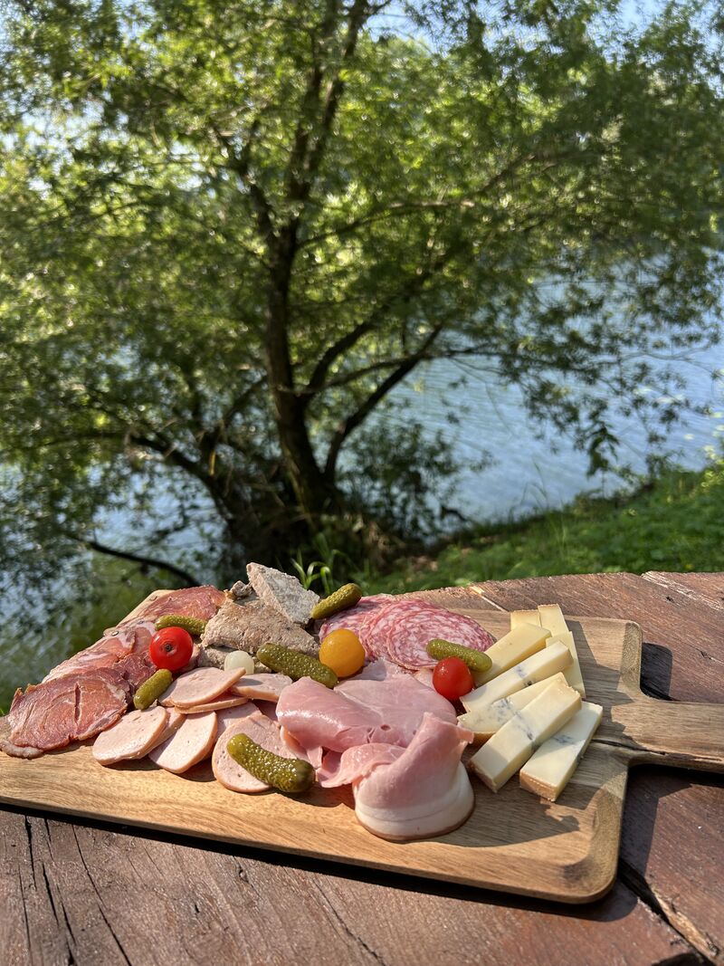 Déguster une planche apero de produits locaux avec une vue exceptionnelle 