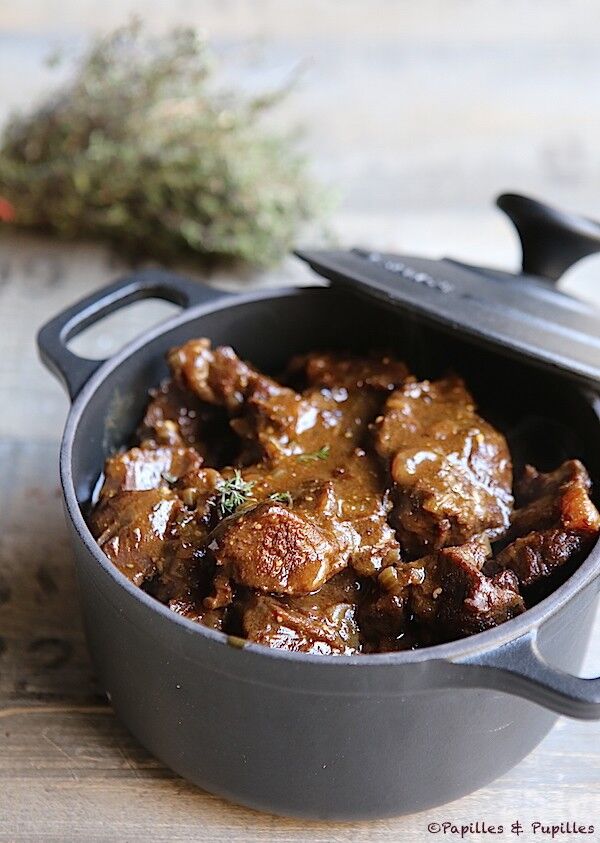 CARBONNADES FLAMANDES ACCOMPAGNEES DE FRITES MAISON