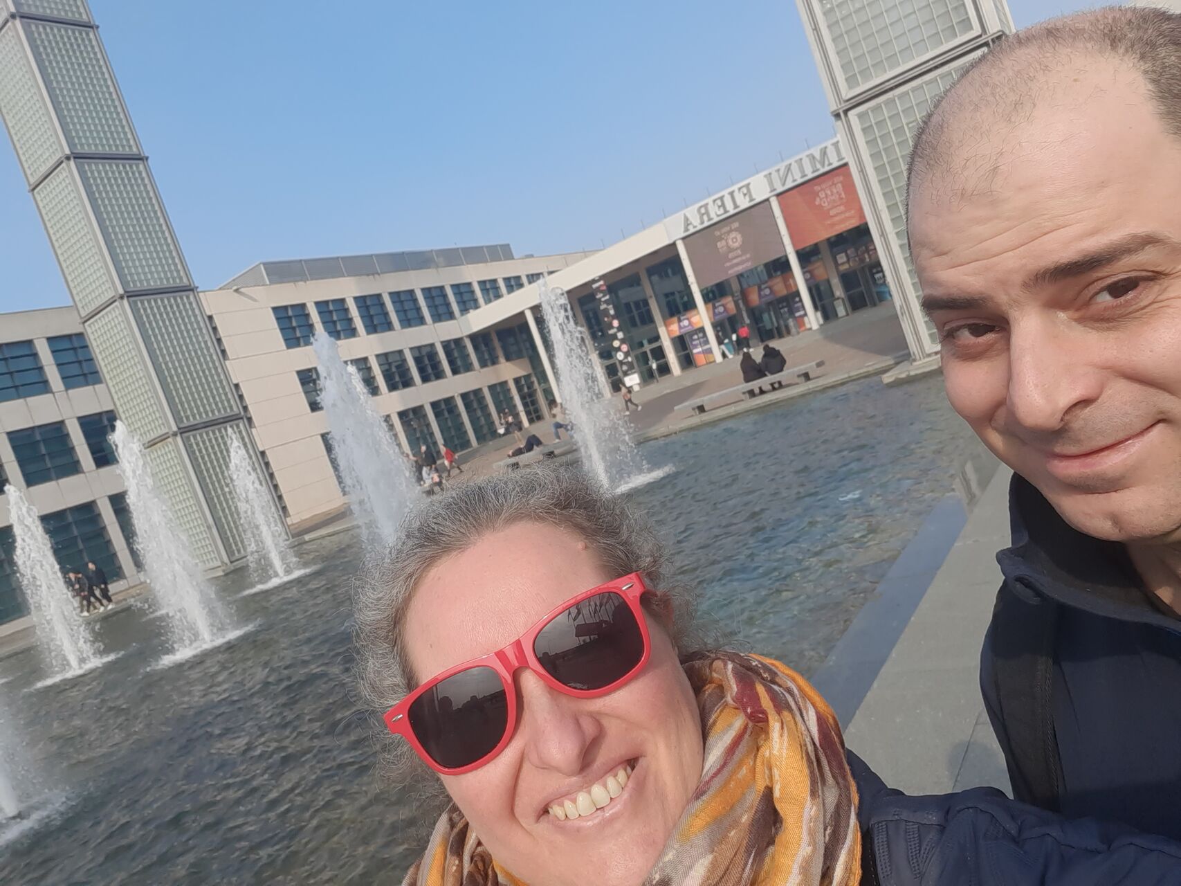 E con due facce così...