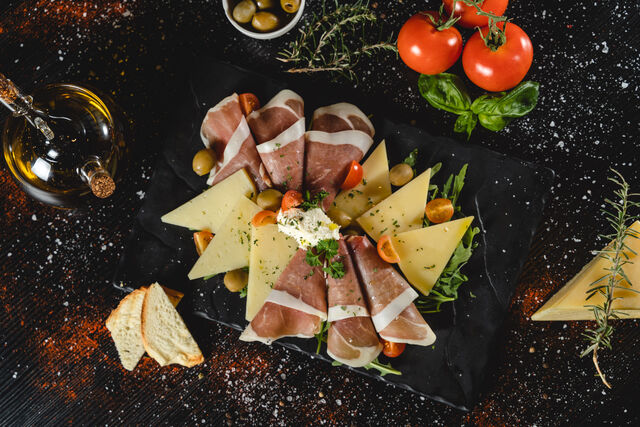 Dalmatinski pršut i sirevi
