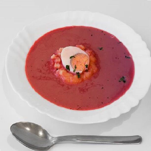 Barszcz zabielany z jajkiem i ziemniakami